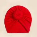 Detail van de rode baby tulband muts met donut knoop en zachte geplooide structuur - Rood