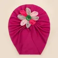 Détail du bonnet turban rose pour bébé en maille côtelée avec fleur en tissu et bouton vert - Rose rouge