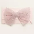 Dettaglio della fascia per neonati rosa con un grande fiocco in rete e paillettes - Rosa Chiaro