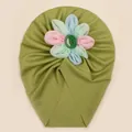 Détail de la texture côtelée et fleur multicolore sur le bonnet turban vert bébé - Vert