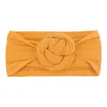 Dettaglio della fascia gialla per neonati in nylon con nodo a ciambella e trama a coste - Giallo Terra