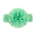 Vue détaillée d'une fleur en mousseline vert menthe et d'un bandeau en crochet pour bébé - Vert menthe