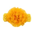 Détail d'un bandeau fleur en mousseline jaune avec texture en maille élastique pour bébés - Jaune Terre