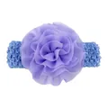 Détail d'un bandeau bleu au crochet avec une grande fleur en mousseline pour bébé - Mauve Clair