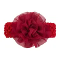 Vue détaillée d'une fleur en mousseline bordeaux avec bandeau au crochet pour bébés - Bordeaux