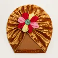 Détail du turban en velours pour bébé avec fleur en tissu coloré et bouton décoratif - Jaune Terre