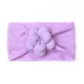 Détail du bandeau violet pour bébé en nylon avec fleur 3D et maille torsadée douce - Violet