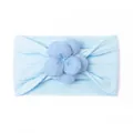 Détail d'un bandeau bébé en maille avec fleur 3D et texture tressée sur nylon doux - Bleu