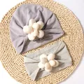 Ensemble bonnet turban et bandeau pour bébé avec fleurs crème sur tapis de paille - Gris