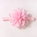 Dettaglio ravvicinato del fiore in chiffon rosa e fascia elastica per neonati - Rosa
