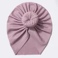 Vue détaillée du turban pour bébé lavande côtelé avec un design de nœud donut doux - Violet Taro