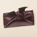 Detalle de diadema de terciopelo morado para bebé con alas de murciélago negras - Púrpura Taro
