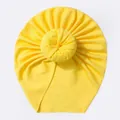 Détail du turban bébé jaune montrant la texture côtelée et le nœud en donut - Jaune