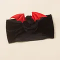 Detalle de diadema de Halloween para bebé con terciopelo negro y alas de murciélago rojas - Negro