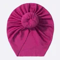Détail du bonnet turban rose rouge en maille côtelée avec nœud donut pour nouveau-nés - Pourpre profond