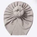 Vue détaillée du bonnet turban pour bébé en maille côtelée beige avec nœud 3D - Gris