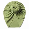 Détail d'un turban pour bébé côtelé vert clair avec un grand nœud donut élégant - Vert