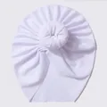Détail rapproché du bonnet turban lilas pour bébé avec nœud donut et texture côtelée - Blanc