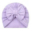 Détail du bonnet turban lilas pour bébé avec grand nœud et texture maille côtelée - Violet