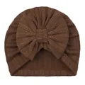 Gros plan du bonnet turban marron foncé pour bébé avec grand nœud et maille côtelée - Marron