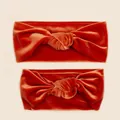 Detail von weichen rostorangen Samt-Stirnbändern mit feiner Textur und Seidenglanz-Finish - Orange