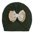 Detail van baby tulband muts met een grote kanten strik en elegante witte parel accenten - Donkergroen