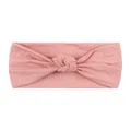 Fascia per capelli neonata in maglia a coste rosa con nodo decorativo su sfondo bianco - rosa carne