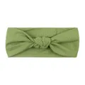 Dettaglio della fascia per neonati in maglia a coste verde salvia con un morbido nodo decorativo - Verde