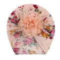 Dettaglio del turbante neonato con motivo floreale rosa e fiore in rete a pois dorati - Lettera C