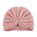 Dettaglio del turbante neonato con trama a maglia a righe rosa e beige e design con nodo - Rosa Riso