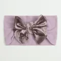 Détail du bandeau pour bébé avec nœud en velours lavande, texture douce et tissu en nylon - Violet Taro