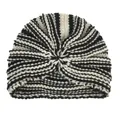 Dettaglio ravvicinato di un cappello a turbante per neonati a righe bianche e nere - Bianco e nero