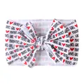 Dettaglio fascia neonata bianca con scritta MAMA'S GIRL e fiocco cuore rosso - Mama's Girl Cuore Rosso (E)