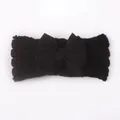 Detailansicht eines schwarzen Strick-Babystirnbands mit einer großen Stoffschleife - Schwarz