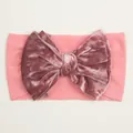Détail d'un nœud en velours rose sur un bandeau élastique en nylon pour bébé - Mauve Foncé
