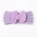 Nahaufnahme des lavendelfarbenen Baby-Stirnbands mit großer Schleife aus Strickstoff - Lila