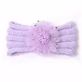 Detail des hellvioletten Baby-Stirnbands mit Mesh-Blume und glitzernden Stern-Pailletten - Lila