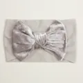 Détail du nœud en velours gris et bandeau large en nylon élastique pour bébé fille - Gris
