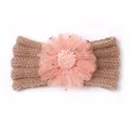 Détail du bandeau bébé tricoté marron avec fleur en dentelle rose et paillettes dorées - Café