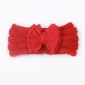 Detail eines roten Baby-Stirnbands mit großer Stoffschleife und elastischer Strickstruktur - Rot