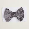 Détail du nœud en velours gris foncé sur un bandeau en nylon blanc élastique - Blanc