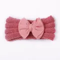 Detailansicht der weichen Stricktextur und der rosa Schleife auf dem Baby-Stirnband - Altrosa