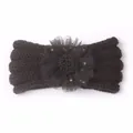 Détail d'un bandeau en tricot noir pour bébé avec fleurs en tulle et étoiles dorées - Noir