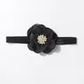 Detailweergave van een zwarte tule bloem baby haarband met witte parels in het midden - Zwart