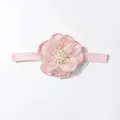 Dettaglio della fascia rosa con fiori in tulle a strati e perle finte per neonati - Rosa