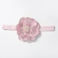 Detail van baby-hoofdband met roze organza bloem en witte imitatieparels decoratie - Paars