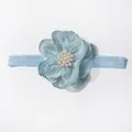 Dettaglio della fascia per neonati con fiore in tulle azzurro e perle bianche eleganti - Blu