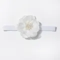 Dettaglio della fascia elastica per neonati con fiore in tulle bianco e perle - Bianco