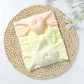 Ensemble de trois bandeaux pour bébé avec nœuds et détails floraux sur un tapis en paille - Lot de 3 / Rose Orangé