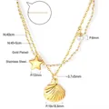 Detalle del collar de capas en acero bañado en oro de 18k con colgantes de concha y estrella - Estilo de Doble Capa de Concha y Estrella (NE261501G)